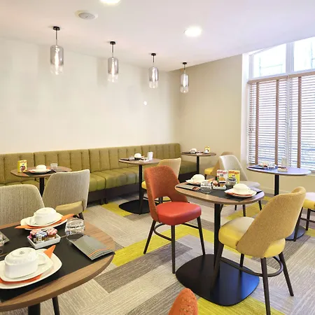 Quality Centre מלון
