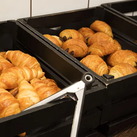 Quality Centre מלון